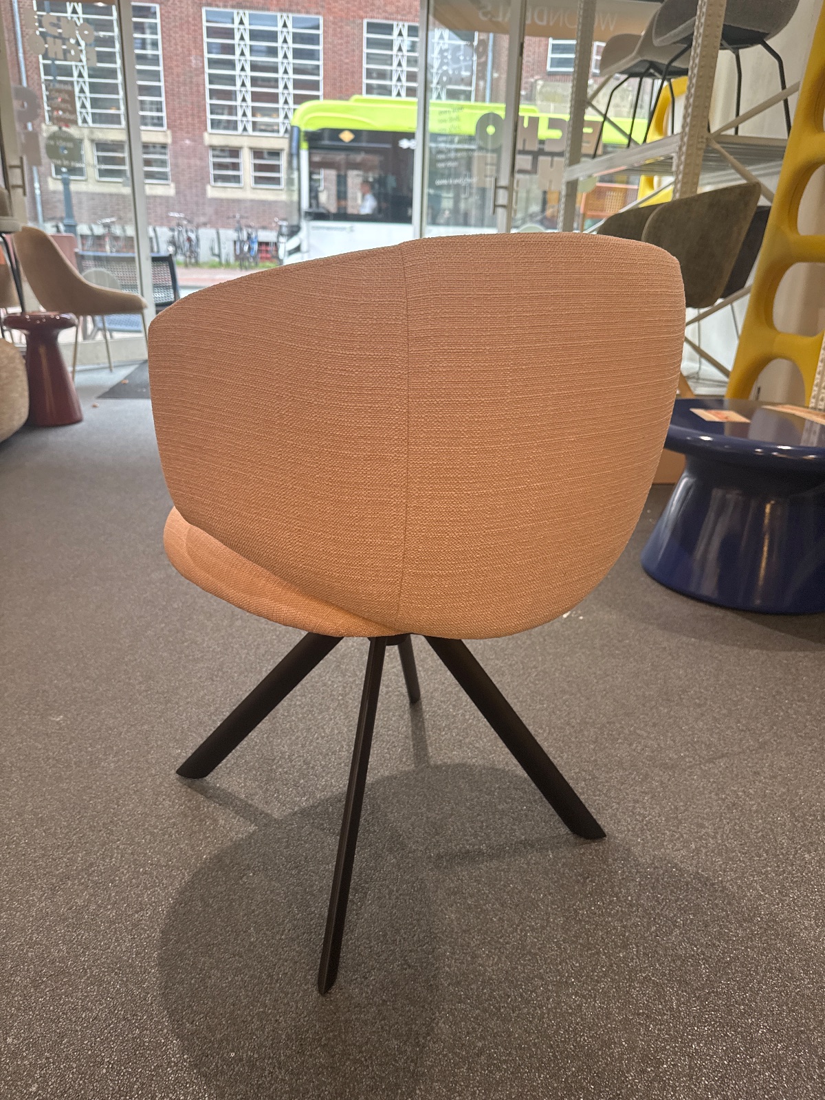Stoeltje met zwarte draaipoot (360 graden)